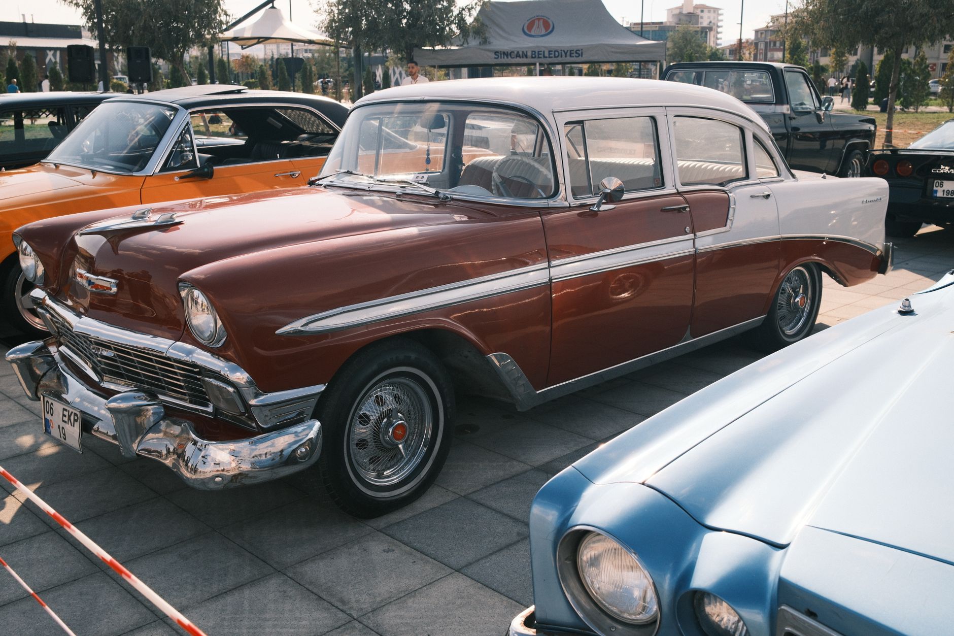 Carros clássicos estacionados em exposição